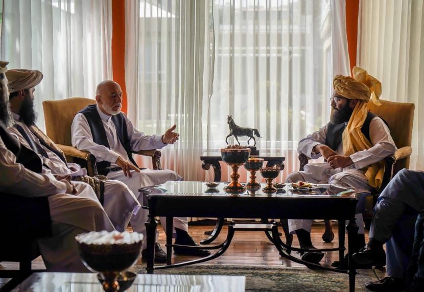Mantan Presiden Afghanistan Hamid Karzai (kiri tengah) menyebut perintah Gedung Putih untuk mencairkan aset Afganistan yang disimpan di Amerika untuk keluarga korban serangan 11 September merupakan kekejaman 