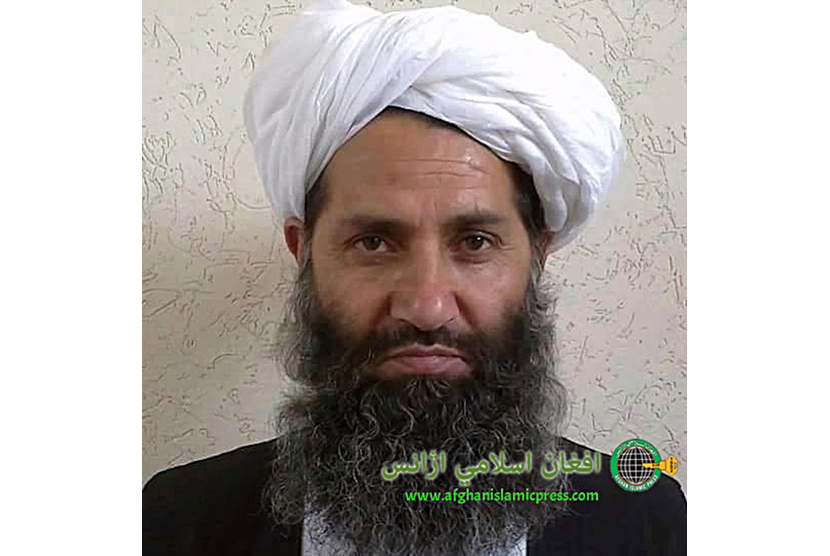 Pemimpin Taliban Afghanistan Mawlawi Haibatullah Akhundzada berpose untuk dipotret. 
