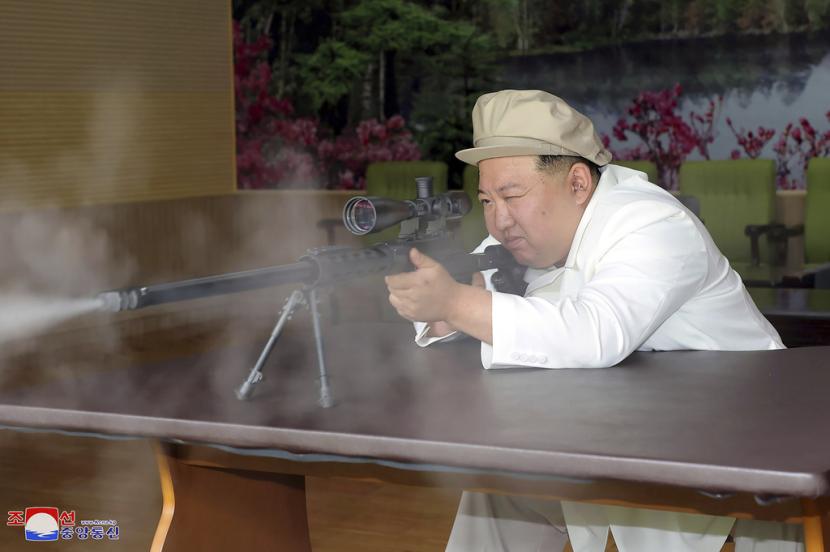 Dalam foto tak bertanggal yang disediakan oleh pemerintah Korea Utara ini, pemimpin Korea Utara Kim Jong Un mencoba senjata selama inspeksi tiga hari dari 3 Agustus hingga 5 Agustus 2023 di pabrik amunisi besar di Korea Utara.