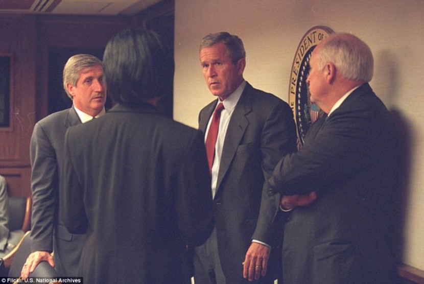 Dalam foto yang belum pernah dirilis sebelumnya ini tampak mantan Presiden AS George W Bush berbincang dengan Wakil Presiden Dick Cheney (kanan) dan Penasehat Keamanan Nasional Condoleezza Rice (membelakangi) di bunker Gedung Putih saat insiden 9/