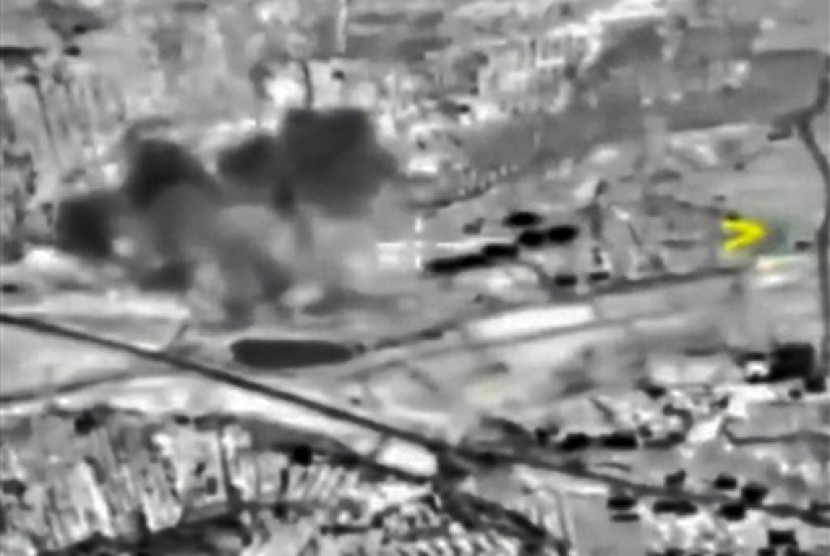 Dalam foto yang diambil dari situs resmi Kementerian Pertahanan Rusia, Jumat (2/10), terlihat sebuah bom meledak di Suriah. 