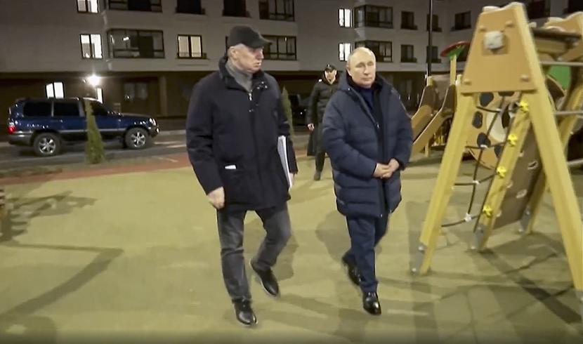 Dalam foto yang diambil dari video keluaran TV Pool Rusia pada 19 Maret 2023, Presiden Vladimir Putin (kanan) didampingi Wakil Perdana Menteri Marat Khusnullin mengunjungi Mariupol di wilayah yang diduduki Rusia di Donetsk, Ukraina.