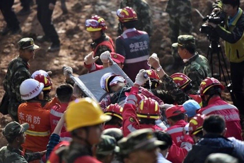 Dalam foto yang diberikan oleh Xinhua tampak seorang korban selamat dari longsor yang menimpan sejumlah bangunan di Shenzhen, Cina, Rabu (23/12).