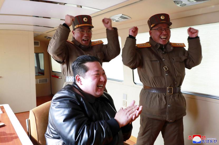 Dalam foto yang didistribusikan oleh pemerintah Korea Utara ini, pemimpin Korea Utara Kim Jong-un (jaket hitam) bertepuk tangan saat uji coba rudal balistik antarbenua (ICBM) Hwasong-17 di lokasi yang dirahasiakan di Korea Utara pada 24 Maret 2022.