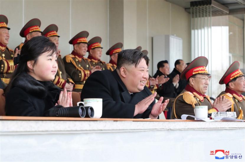 Dalam foto yang dipasok kantor berita KCNA, Pemimpin Korea Utara Kim Jong-un (tengah) tampak membawa anak perempuannya Kim Ju-ae (kiri) untuk menonton pertandingan antara staf kabinet dan Kementerian Pertahanan di Pyongyang, Korea Utara, 17 Februari 2023 (dirilis 18 Februari 2023). Pertandingan tersebut dihelat dalam rangka perayaan Day of the Shining Star, yakni hari kelahiran mantan Pemimpin Korea Utara Kim Jong-il.