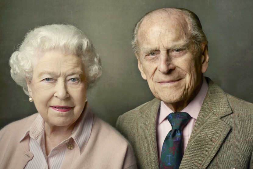 Dalam foto yang dirilis Istana Buckingham pada Jumat, 10 Juni 2016 ini menampilkan Ratu Elizabeth II bersama Pangeran Philip di Windsor, Inggris. Foto tersebut diambil untuk merayakan ulang tahun ke-90 sang Ratu.