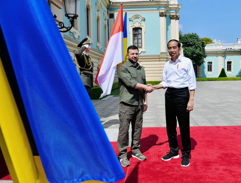 Dalam foto yang dirilis Istana Kepresidenan Indonesia ini, Presiden Indonesia Joko Widodo (kanan) berjabat tangan dengan Presiden Ukraina Volodymyr Zelensky dalam pertemuan mereka di Kyiv, Ukraina pada Rabu, 29 Juni 2022.