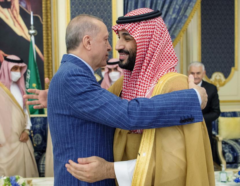 Dalam foto yang dirilis Istana Kerajaan Saudi ini, Presiden Turki Recep Tayyip Erdogan, kiri, memeluk Putra Mahkota Arab Saudi Mohammed bin Salman sebelum pertemuan di Jeddah, Arab Saudi, 28 April 2022. Arab Saudi mengatakan Senin, 6 Maret 2023, itu menyetor 5 miliar dolar AS ke bank sentral Turki