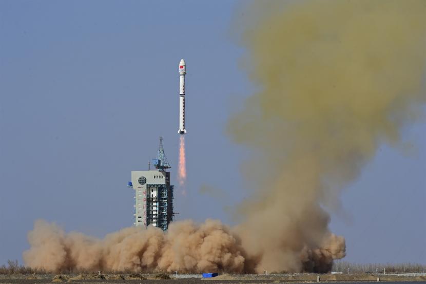 Dalam foto yang dirilis Kantor Berita Xinhua ini, sebuah roket Long March-4B yang membawa satelit Fengyun-3 07 meluncur dari Pusat Peluncuran Satelit Jiuquan di Jiuquan, Provinsi Gansu, China barat laut, Minggu, 16 April 2023. Penerbangan dari Taiwan utara ditunda Minggu setelah China meluncurkan roket yang membawa satelit yang menjatuhkan puing-puing ke perairan utara ibu kota Taipei.