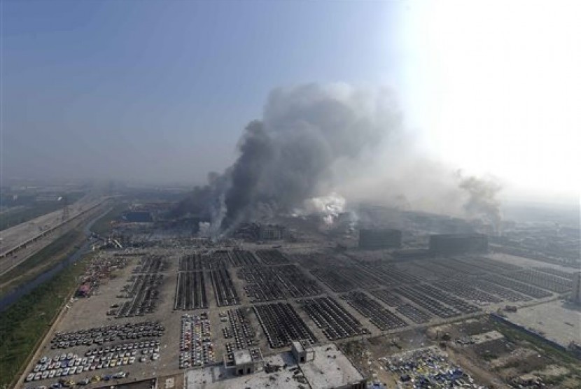Dalam foto yang dirilis Kantor Berita Xinhua tampak asap membumbung dari lokasi ledakan yang berasa dari gedung di Distrik Baru Binhai, kota pelabuhan Tianjin, Cina, Kamis (13/8). Api menerangi langit malam saat ledakan dahsyat itu terjadi.