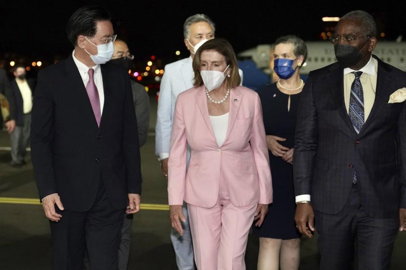 Dalam foto yang dirilis Kementerian Luar Negeri Taiwan ini, Ketua DPR AS Nancy Pelosi, tengah, berjalan bersama Menteri Luar Negeri Taiwan Joseph Wu, kiri, saat tiba di Taipei, Taiwan, Selasa, 2 Agustus 2022. 