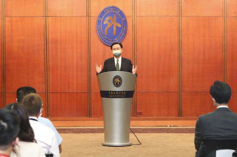 Dalam foto yang dirilis Kementerian Luar Negeri Taiwan ini, Menteri Luar Negeri Taiwan Joseph Wu berbicara dalam konferensi pers di Taipei, Taiwan pada Selasa, 9 Agustus 2022.