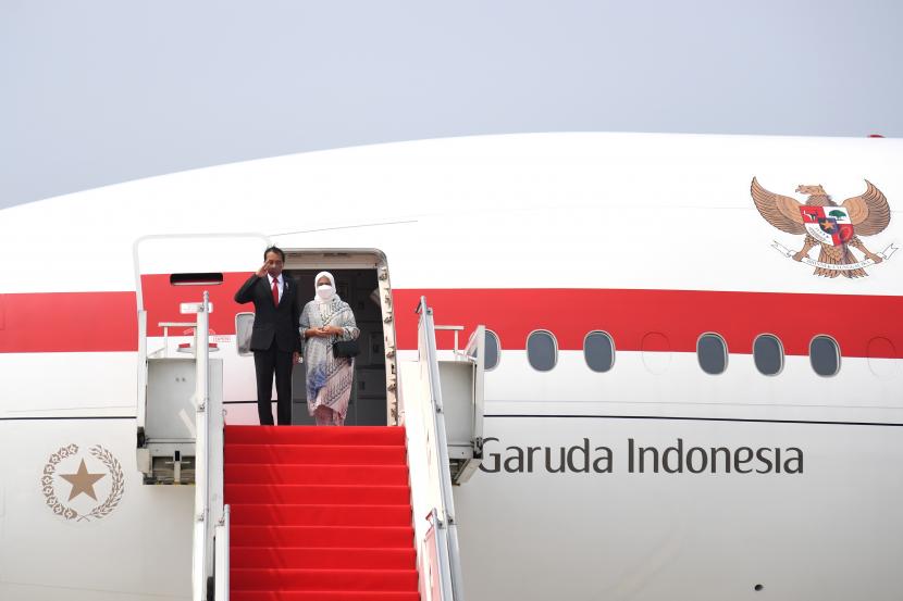 Dalam foto yang dirilis oleh Biro Pers dan Media Istana Kepresidenan Indonesia, Presiden Indonesia Joko Widodo, kiri, melambai saat ia dan istrinya Iriana naik pesawat kepresidenan untuk berangkat ke China, di Bandara Internasional Soekarno-Hatta di Tangerang di pinggiran Jakarta, Indonesia, Senin, 25 Juli 2022.