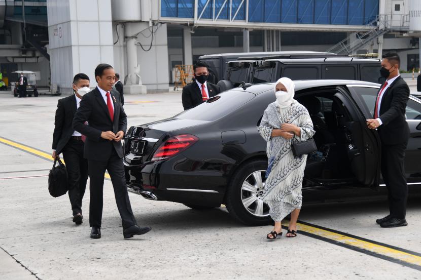 Dalam foto yang dirilis oleh Biro Pers dan Media Istana Kepresidenan Indonesia, Presiden Indonesia Joko Widodo, kiri, dan istrinya Iriana tiba di Bandara Internasional Soekarno-Hatta saat mereka bersiap untuk berangkat ke China, di Tangerang di pinggiran Jakarta, Indonesia, Senin, 25 Juli 2022