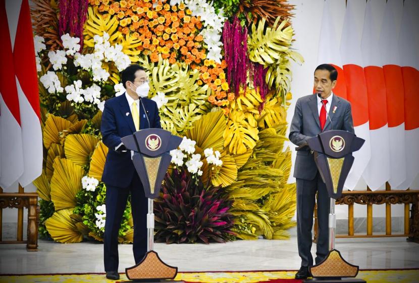 Dalam foto yang dirilis oleh Istana Kepresidenan Indonesia, Presiden Indonesia Joko Widodo, kanan, berbicara dengan Perdana Menteri Jepang Fumio Kishida, kiri, saat konferensi pers bersama di Istana Kepresidenan di Bogor, Jawa Barat, Indonesia, Jumat, 29 April 2022.