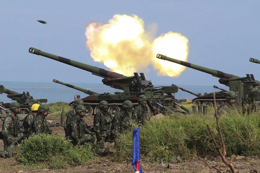 Dalam foto yang dirilis oleh Kantor Berita Militer Taiwan ini, senjata artileri Taiwan menembakkan peluru tajam selama latihan anti-pendaratan sebagai bagian dari latihan Han Guang yang diadakan di sepanjang pantai Pingtung di Taiwan, Kamis, 9 September. 16, 2021.