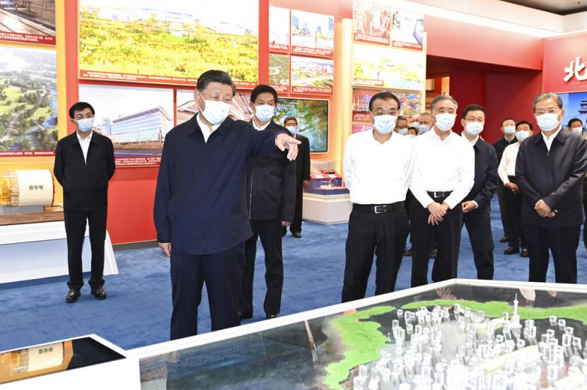 Dalam foto yang dirilis oleh Kantor Berita Xinhua ini, Presiden China Xi Jinping, kiri depan, dan para pemimpin China lainnya mengunjungi pameran dengan tema 