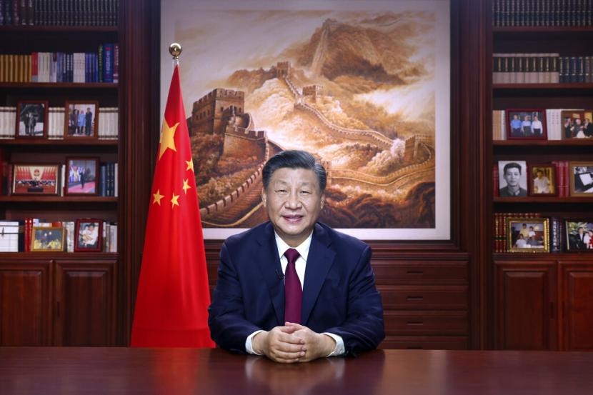Dalam foto yang dirilis oleh Kantor Berita Xinhua ini, Presiden China Xi Jinping menyampaikan pidato Tahun Baru di Beijing, Sabtu, 31 Desember 2022. China 
