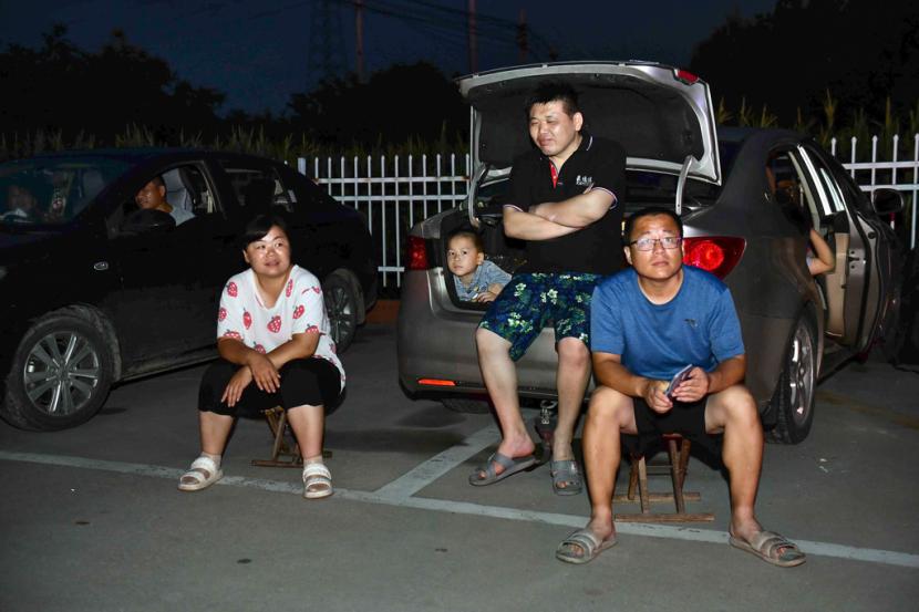 Dalam foto yang dirilis oleh Kantor Berita Xinhua ini, warga berkumpul di dekat kendaraan mereka di ruang terbuka setelah gempa bumi di Wangdagua Kabupaten Pingyuan di Provinsi Shandong, China timur, Ahad, 6 Agustus 2023.