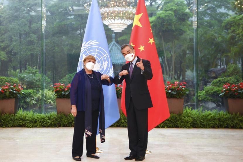Dalam foto yang dirilis oleh Kantor Berita Xinhua, Menteri Luar Negeri China Wang Yi, kanan, bertemu dengan Komisaris Tinggi PBB untuk Hak Asasi Manusia Michelle Bachelet di Guangzhou, Provinsi Guangdong China selatan pada Senin, 23 Mei 2022.