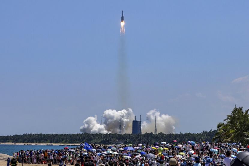 China meluncurkan satelit baru ke luar angkasa untuk pemantauan lingkungan pada Rabu (21/9/2022). Ilustrasi.