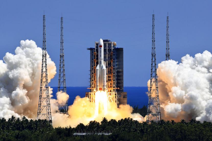 Dalam foto yang dirilis oleh Kantor Berita Xinhua, roket pembawa Long March 5B Y3, yang membawa modul lab Wentian, meluncur dari Pusat Peluncuran Luar Angkasa Wenchang di Wenchang di Provinsi Hainan, Tiongkok selatan, Minggu, 24 Juli 2022.