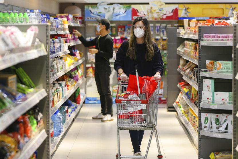 Dalam foto yang dirilis oleh Kantor Berita Xinhua, warga berbelanja di sebuah supermarket di Distrik Xuhui, Shanghai, Tiongkok timur, pada Senin, 16 Mei 2022.