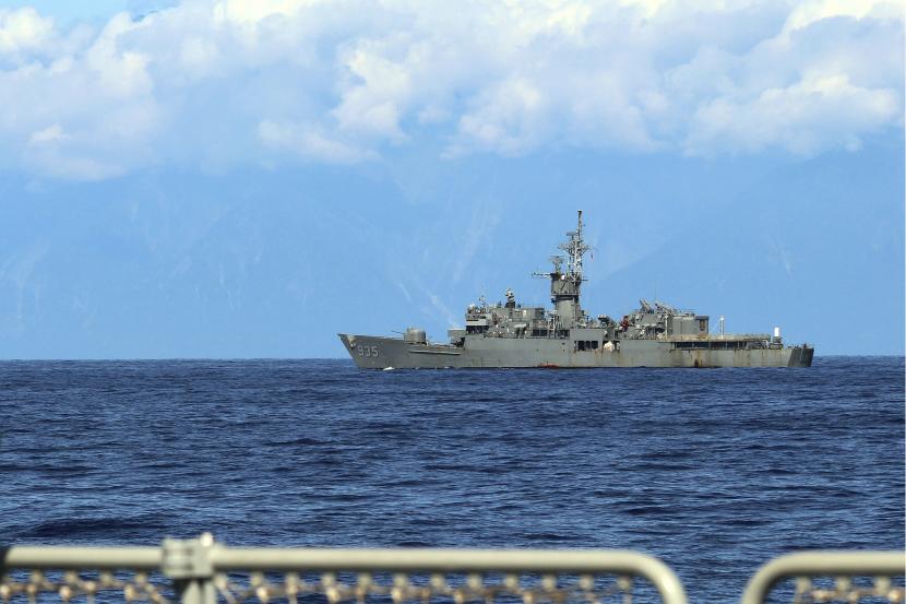  Dalam foto yang dirilis oleh Kantor Berita Xinhua China ini, fregat angkatan laut Taiwan Lan Yang terlihat dari geladak kapal militer China selama latihan militer pada tanggal 5 Agustus 2022. 