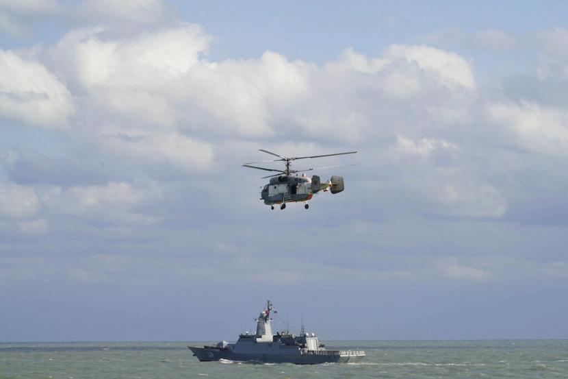  Dalam foto yang dirilis oleh Kantor Berita Xinhua ini, sebuah fregat angkatan laut Rusia dan sebuah helikopter ikut serta dalam latihan angkatan laut bersama dengan kapal perang China di Laut China Timur Selasa, 27 Desember 2022. Angkatan laut China dan Rusia mengakhiri tujuh hari angkatan laut bersama latihan pada 27 Desember, karena keduanya menghadapi ketegangan dengan Amerika Serikat.
