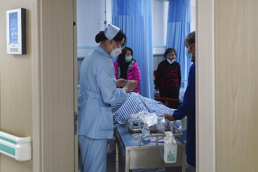  Dalam foto yang dirilis oleh Kantor Berita Xinhua ini, Seorang perawat merawat seorang yang terluka di sebuah rumah sakit setelah kecelakaan lalu lintas di Kabupaten Nanchang di Provinsi Jiangxi, China timur, Ahad (8/1/2023). Sebuah kecelakaan lalu lintas di Tiongkok selatan menewaskan lebih dari satu orang. belasan orang dan melukai lebih banyak orang pada Minggu pagi saat perjalanan liburan Tahun Baru Imlek yang terburu-buru berlangsung, kata pihak berwenang. 
