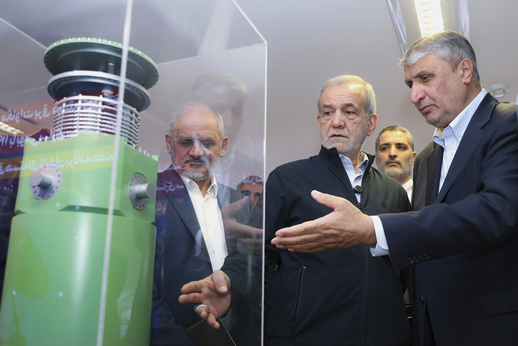 Dalam foto yang dirilis oleh Kantor Kepresidenan Iran ini, Presiden Masoud Pezeshkian (kedua dari kanan) mendengarkan penjelasan Kepala Organisasi Energi Atom Iran, Mohammad Eslami, saat mengunjungi pameran pencapaian nuklir Iran di Tehran, Iran, 9 April 2025.