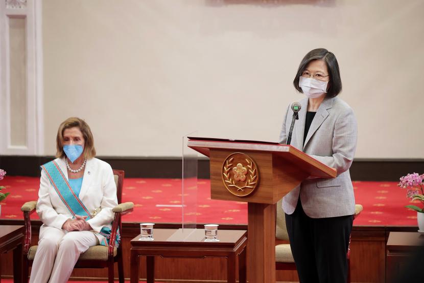 Dalam foto yang dirilis oleh Kantor Kepresidenan Taiwan ini, Presiden Taiwan Tsai Ing-wen, kanan, berbicara selama pertemuan dengan Ketua DPR AS Nancy Pelosi di Taipei, Taiwan, Rabu, 3 Agustus 2022. 