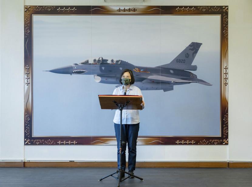 Dalam foto yang dirilis oleh Kantor Kepresidenan Taiwan ini, Presiden Taiwan Tsai Ing-wen berbicara di depan gambar jet tempur F16 Taiwan di pangkalan udara di Hualien di Taiwan timur pada Selasa, 6 September 2022.