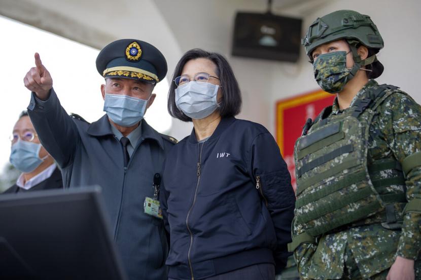  Dalam foto yang dirilis oleh Kantor Kepresidenan Taiwan ini, Presiden Taiwan Tsai Ing-wen (tengah) meninjau latihan militer di pangkalan militer di Chiayi, Taiwan barat daya, Jumat (6/1/2023).  Presiden Tsai meminta Jerman untuk membantu menjaga ketertiban kawasan.