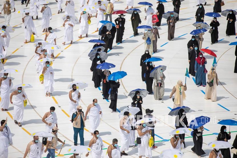  Dalam foto yang dirilis oleh Kementerian Media Saudi, sejumlah jamaah haji bertawaf mengelilingi Kabah. Arab Saudi Denda Rp 38 Juta Orang yang Melakukan Haji tanpa Izin 