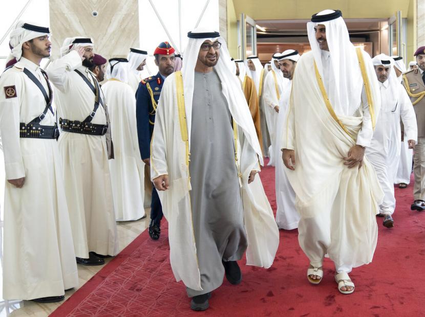  Dalam foto yang dirilis oleh Qatar Amiri Diwan, Emir Qatar Sheikh Tamim bin Hamad Al-Thani (kanan) presiden UEA  Sheikh Mohamed bin Zayed Al-Nahyan, setibanya di bandara Hamad di Doha, Qatar, Senin, 5 Desember, 2022. 