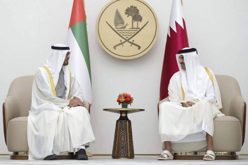 Emir Qatar Sheikh Tamim bin Hamad Al-Thani (kanan) presiden UEA Sheikh Mohamed bin Zayed Al-Nahyan. UEA dan Qatar membuka kembali Kedutaan Besar