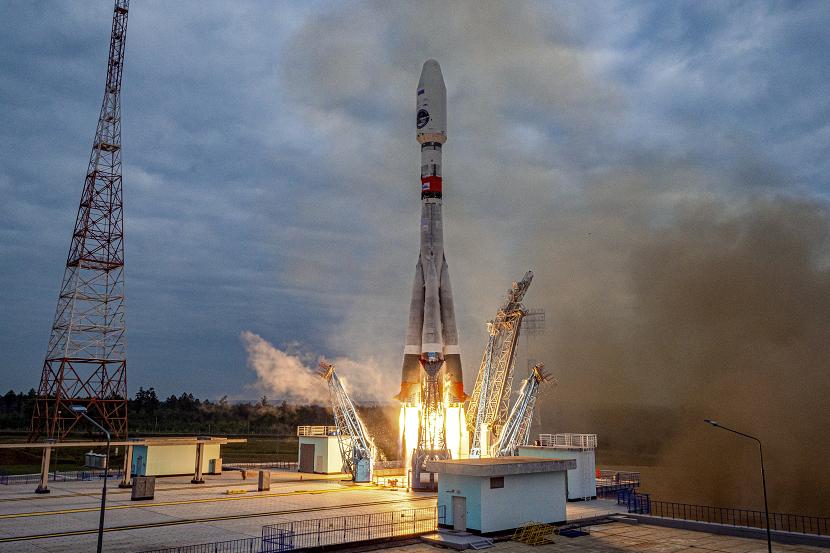 Dalam foto yang dirilis oleh Roscosmos State Space Corporation ini, roket Soyuz-2.1b dengan stasiun otomatis pendarat bulan Luna-25 lepas landas dari landasan peluncuran di Kosmodrom Vostochny di Timur Jauh Rusia, pada Jumat, 11 Agustus 2023. Peluncuran pesawat Luna-25 ke bulan akan menjadi yang pertama dilakukan Rusia sejak 1976 ketika menjadi bagian dari Uni Soviet. Pendarat bulan Rusia diperkirakan akan mencapai bulan pada 23 Agustus.