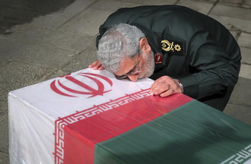 Dalam foto yang dirilis oleh situs resmi kantor pemimpin tertinggi Iran, Kepala Garda Revolusi Iran, Jenderal Esmail Ghaani, meletakkan wajahnya di peti mati Seyed Razi Mousavi, yang terbungkus bendera, Kamis (28/12/2023). Penasihat senior Korps Garda Revolusi Iran untuk Suriah, Seyed Razi Mousavi, tewas dalam dugaan serangan udara Israel di Suriah pada hari Senin (25/12/2023).