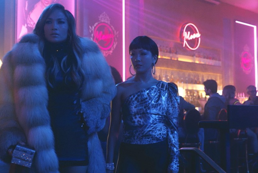  Dalam foto yang dirilis oleh STXfilms tampak Jennifer Lopez (kiri) dan Constance Wu dalam sebuah adegan film 