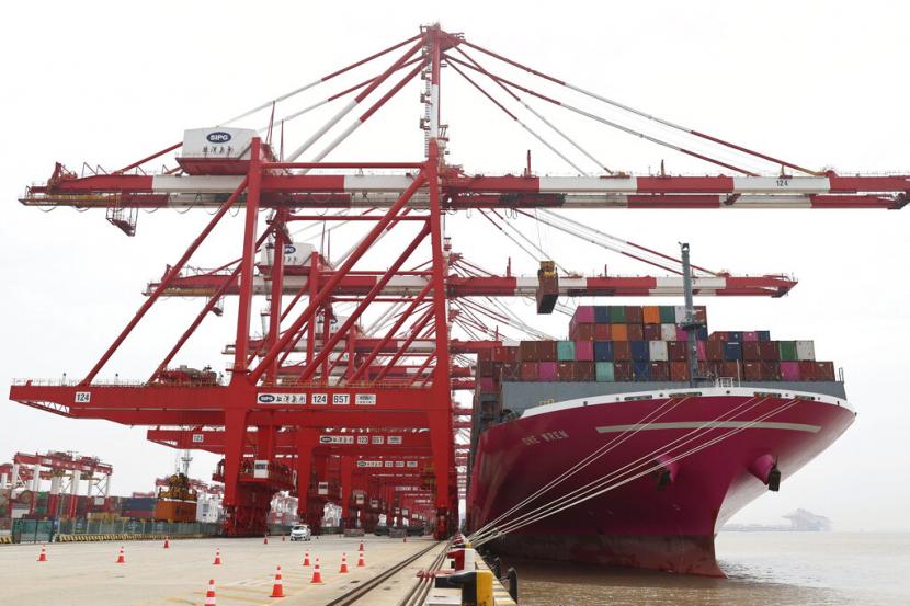 Dalam foto yang dirilis oleh Xinhua News Agency, sebuah kapal kontainer dari Jepang berlabuh di dermaga kontainer Pelabuhan Yangshan Shanghai di China timur pada 27 April 2022. Ekspor China untuk periode Januari-Februari 2023 mengalami peurunan.