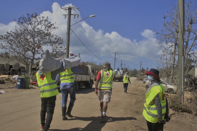 Dalam foto yang dirilis palang merah, relawan mengirimkan bantuan penting bagi masyarakat Tonga, Jumat (21/1/2022).