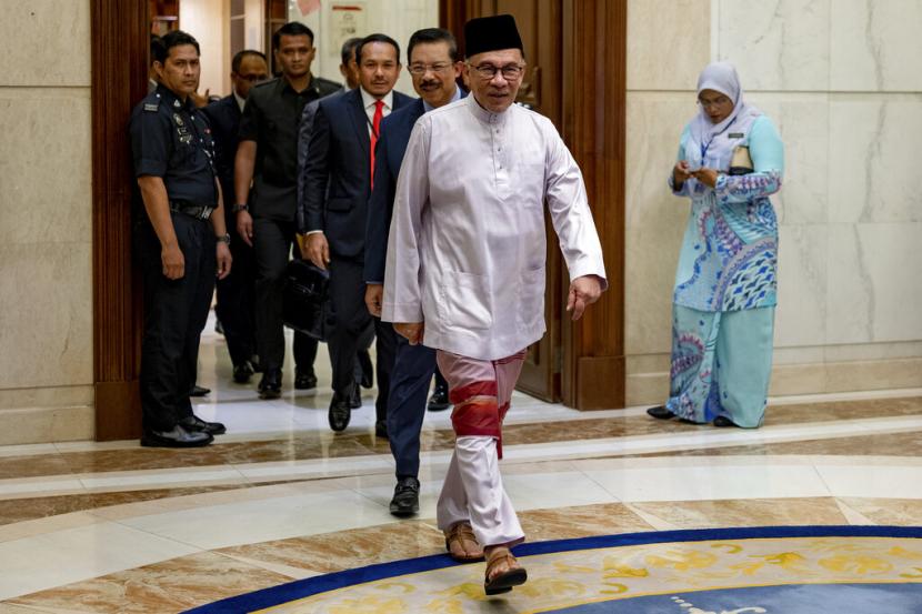 Dalam foto yang disediakan Kantor Perdana Menteri, Anwar Ibrahim, depan, tiba di kantor perdana menteri di Putrajaya, Malaysia pada hari pertamanya Jumat, 25 November 2022. Perdana Menteri (PM) Malaysia Anwar Ibrahim menolak penggunaan limusin Mercedes-Benz S600 yang baru saja dibeli sebagai mobil dinasnya.