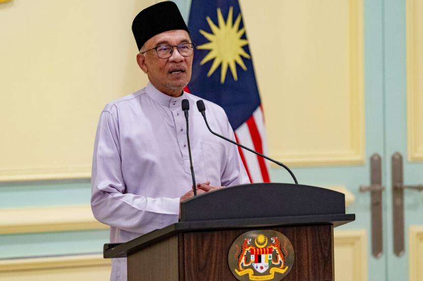  Dalam foto yang disediakan Kantor Perdana Menteri ini, Perdana Menteri Malaysia Anwar Ibrahim berbicara pada konferensi pers di hari pertamanya di kantor perdana menteri di Putrajaya, Malaysia, Jumat, 25 November 2022. 