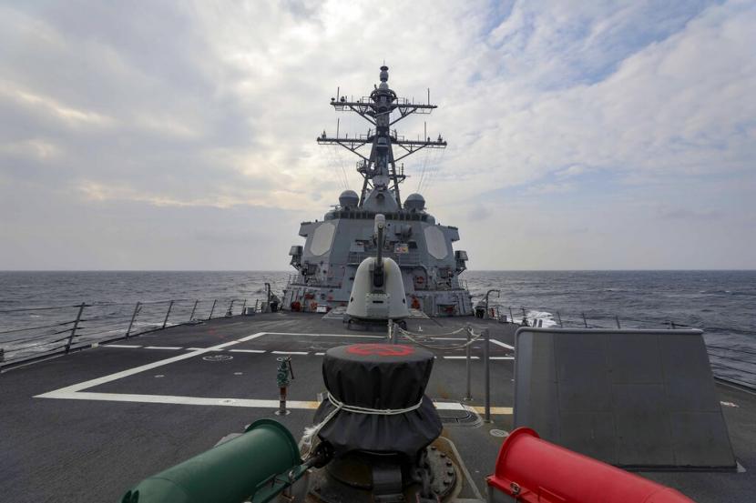Dalam foto yang disediakan oleh Angkatan Laut AS ini, kapal perusak berpeluru kendali USS Higgins (DDG 76) melakukan transit rutin di Selat Taiwan pada 20 September 2022. Menteri Pertahanan Amerika Serikat (AS) Lloyd Austin mengatakan ia tidak melihat China akan menginvasi Taiwan dalam waktu dekat.