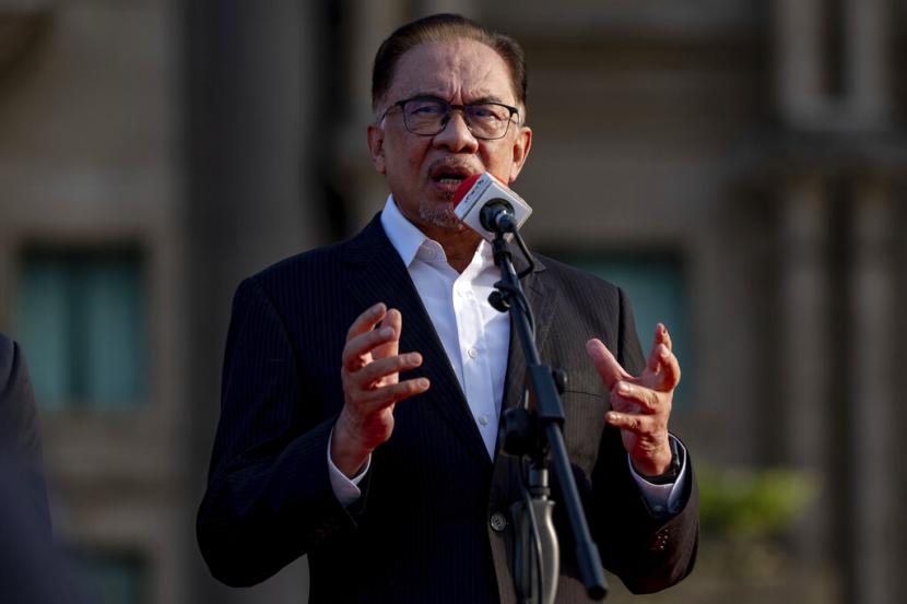  Dalam foto yang disediakan oleh Kantor Perdana Menteri ini, Perdana Menteri Malaysia Anwar Ibrahim berbicara kepada staf kantor perdana menteri dalam pertemuan bulanan pertama di Putrajaya, Malaysia, Selasa, 29 November 2022. 