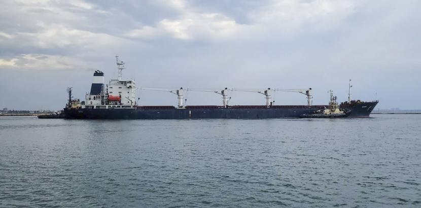 Dalam foto yang disediakan oleh Kantor Pers Kementerian Infrastruktur Ukraina, kapal kargo Razoni, di bawah bendera Sierra Leone, dengan 26.000 ton jagung Ukraina di dalamnya, meninggalkan pelabuhan di wilayah Odesa, Ukraina, Senin, 1 Agustus 2022.