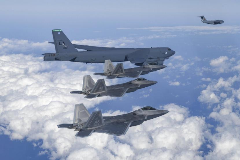 Dalam foto yang disediakan oleh Kementerian Pertahanan Korea Selatan ini, pesawat pengebom B-52 A.S., C-17 dan F-22 Angkatan Udara A.S. terbang di atas Semenanjung Korea selama latihan udara bersama di Korea Selatan, Selasa, 20 Desember 2022. 