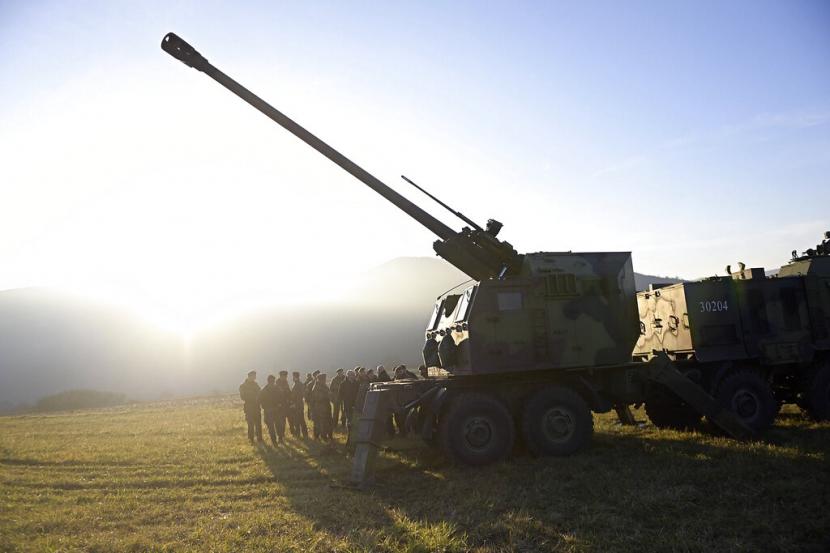 Dalam foto yang disediakan oleh Layanan Pers Kementerian Pertahanan Serbia ini, howitzer meriam self-propelled 155 mm tentara Serbia terlihat pada posisi dekat garis administratif dengan Kosovo, Serbia selatan, Senin, 26 Desember 2022. Kosovo tetap menjadi titik api potensial di wilayah tersebut. Balkan bertahun-tahun setelah perang 1998-99 yang berakhir dengan intervensi NATO. Serbia tidak mengakui deklarasi kemerdekaan bekas provinsinya pada 2008, sementara upaya Barat untuk menengahi solusi sejauh ini gagal.