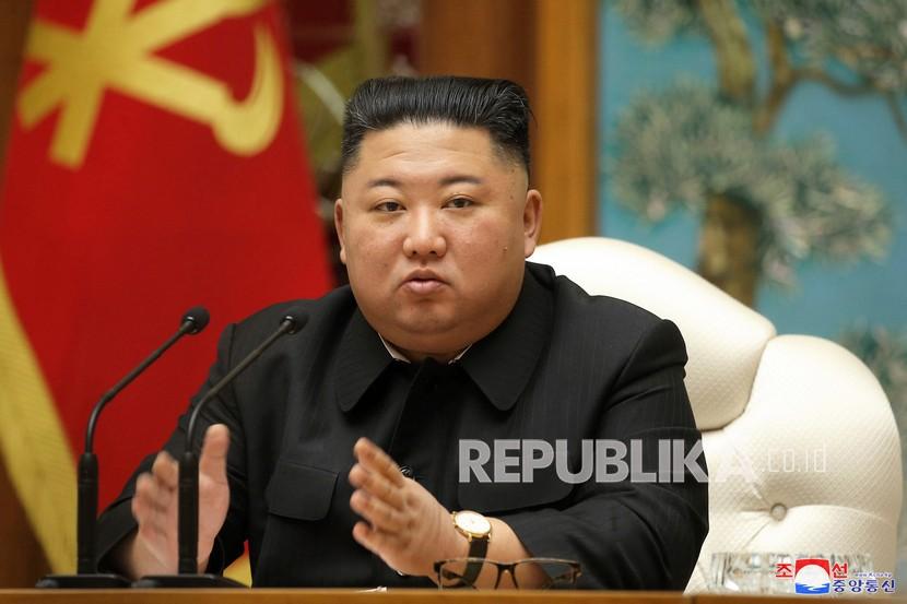 Dalam foto yang disediakan oleh pemerintah Korea Utara ini, pemimpin Korea Utara Kim Jong Un menghadiri pertemuan Politbiro Partai Buruh yang berkuasa di Pyongyang, Korea Utara Selasa, 29 Desember 2020. 